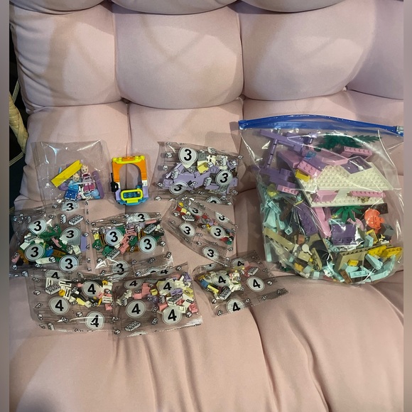 Lego Lot! Cool Ski Resort Building Set along with other legos in ziplock bag - Picture 6 of 16